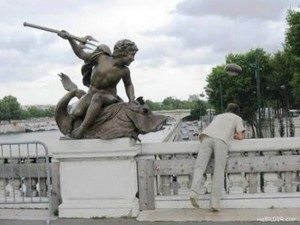 άγαλμα με τρίαινα άγαλμα με τρίαινα