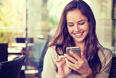 κοπέλα βλέπει τσόντες στο κινητό της τηλέφωνο